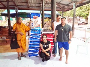 Click News โครงการ "ทำดีต้องได้ ทำได้ต้องดี" ๐๘-๑๒-๒๕๖๐ สถานีวิทยุกระจายเสียงClick Fm 88 เป็นตัวแทนของบริษัท เพ็ท โฟกัส จำกัดในเครือเบทาโก มอบอาหารสุนัขและแมว (Bingstar) ให้กับทางวัดช้างแทงกระจาด โดยมี พระครูมนูญสีลสังวร (หลวงพ่อแถม สีลสังวโร) เจ้าอาวาสวัดช้างแทง เจ้าคณะตำบลชะอำ รับมอบอาหารสุนัขและแมว(Bingstar) ในครั้งนี้ #หลวงพ่อแถมวัดช้างแทงกระจาด #88clickfm #สถานีวิทยุกระจายเสียงclickfm #Bingostar ขอขอบพระคุณ บริษัท เพ็ท โฟกัส จำกัดในเครือเบทาโกร เป็นอย่างสูง