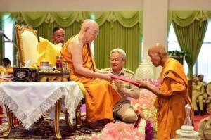 พระครูมนูญสีลสังวร(หลวงพ่อแถม) วัดช้างแทงกระจาด อำเภอชะอำ จังหวัดเพชรบุรี ?♀️?♀️?♀️ พระเกจิอาจารย์ลุ่มน้ำเพชรบุรี เพชรเม็ดงามแห่งท้องทุ่งสามพะยา "เจ้าตำหรับตะกรุตโทนเชือกเงื่อนพิรอด" พระปฏิบัติดี สืบทอดพุทธาคมสาย วัดโตนดหลวง ศิษย์เอก หลวงพ่อจัน วัดมฤคทายวัน และ หลวงพ่อไท วัดไทรย้อย สองพระเกจิ คู่บารมีผู้เป็นศิษย์เอก ของ หลวงพ่อทองศุข วัดโตนดหลวง ยอดอมตะ พระเกจิ ตลอดกาล แห่งเมืองเพชรบุรี และหลวงพ่อแถม ยังเป็นศิษย์สืบทอดสุดยอด วิชาทำตะกรุตเมตตา แคล้วคลาด คงกระพัน จากหลวงพ่อป๋อง วัดหนองกระทุ่ม อำเภอปากท่อ จังหวัดราชบุรี เกจิผู้เข้มขลัง ผู้เป็นตำนานการสร้างตะกรุตโทนลุ่มน้ำแม่กลอง ยุคโจรกอไผ่ โดยหลวงพ่อแถม ได้นำวิชาที่ได้ศึกษามานั้น ช่วยสงเคราะห์ ชาวบ้านวัดช้างแทงกระจาด ตลอดทั้งศิษยานุศิษย์ ผู้ศรัทธา โดยไม่แบ่งชั้นวรรณะ เป็นพระเกจิ ผู้มีความเมตตา จึงเป็นที่เลื่อมใสของชาวเพชรบุรี และ จังหวัดใกล้เคียง หลวงพ่อท่านได้สร้าง อุโบสถ เพื่อใช้ทำสังฆกรรม สืบทอดพระศาสนา และปัจจุบันนี้ หลวงพ่อแถม กำลังสร้างศาลาแปดเหลี่ยม จึงขอเชิญชวนผู้มีจิตศรัทธา หากผ่านมาแถว อำเภอชะอำ ขอเชิญแวะกราบขอพรหลวงพ่อแถมเกจิผู้มีเมตตา และกราบหลวงพ่ออู่ทองบนยอดเขา ช้างแทงกระจาด และร่วมทำบุญสร้างศาลาแปดเหลี่ยมด้วยกันค่ะ