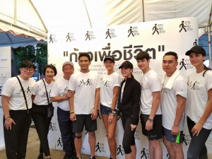 Click News เช้าวันนี้ 1-10-2560 ศิลปิน ดารา รวมพลัง "ก้าวเพื่อชีวิต"หัวหิน- ศิริราช เพื่อระดมทุนจัดซื้อครุภัณฎ์ทางการแพทย์ อาคาร นวมินทรบพิตร 84 พรรษา รพ.ศิริราช เริ่ม 1-7 ตุลาคม 2560 (194 กม.)โดยจุดเริ่มต้นที่เส้นทางการเดิน เริ่มจาก บ้านพักตำรวจพลร่มหัวหิน ถึง Santorini ชะอำ ในวันแรกมีศิลปินดารา อาทิ เจนี่ เทียนโพธิ์สุวรรณ , ป๋อ ณัฐวุฒิ, มาริโอ้ เมาเร่อ , นานา ไรบีนา , ป้าแจ๋ว ยุทธนา , ซินดี้ สิรินยา, เมจิ อโนมา, ได๋ ไดอาน่า, ลูกเด เมทินี , ก้อง ปิยะ , ปู ปริศนา ,ใหญ่ อมาตย์ ตลอดการเดิน "ก้าวเพื่อชีวิต" มีประชาชนรวมกันบริจาคเงินเพื่อสมทบทุนในการจัดซื้อครุภัณฑ์ทางการแพมย์ ให้กับทาง รพ. ศิริราช ต่อไป