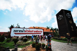 เที่ยวตลาดน้ำหัวหินสามพันนาม