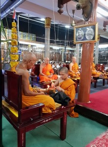 งานพิธีพุทธาภิเษกเหรียญหลวงพ่อแดง 139 ปี วัดเขาบันไดอิฐ อ.เมือง จ.เพชรบุรี หลังจากเสร็จสิ้นพิธี แจกเหรียญหลวงพ่อแดงให้กับประชาชนที่ร่วมพิธีในงาน