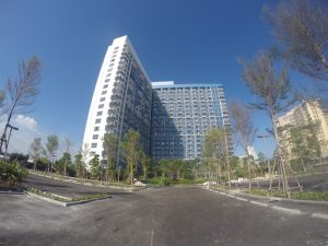 บลู ชะอำ – หัวหิน (BLU Cha am – Huahin)ภายใต้ ‘ทิวทะเลเอสเตท’ คอนโดมิเนียมแบบ High Rise สูง 21 ชั้น จำนวนห้องทั้งสิ้น 491 ยูนิต บนเนื้อที่ 7 ไร่ ราคาเริ่มต้นที่ 1.89 ล้านบาท สิงอำนวยควมสะดวกครบครัน สระว่ายน้ำ (และจากุซซี่), ฟิตเนส, รปภ., กล้องวงจรปิดโครงการ, ประตู Key Card, สตรีม, สวนหย่อม
